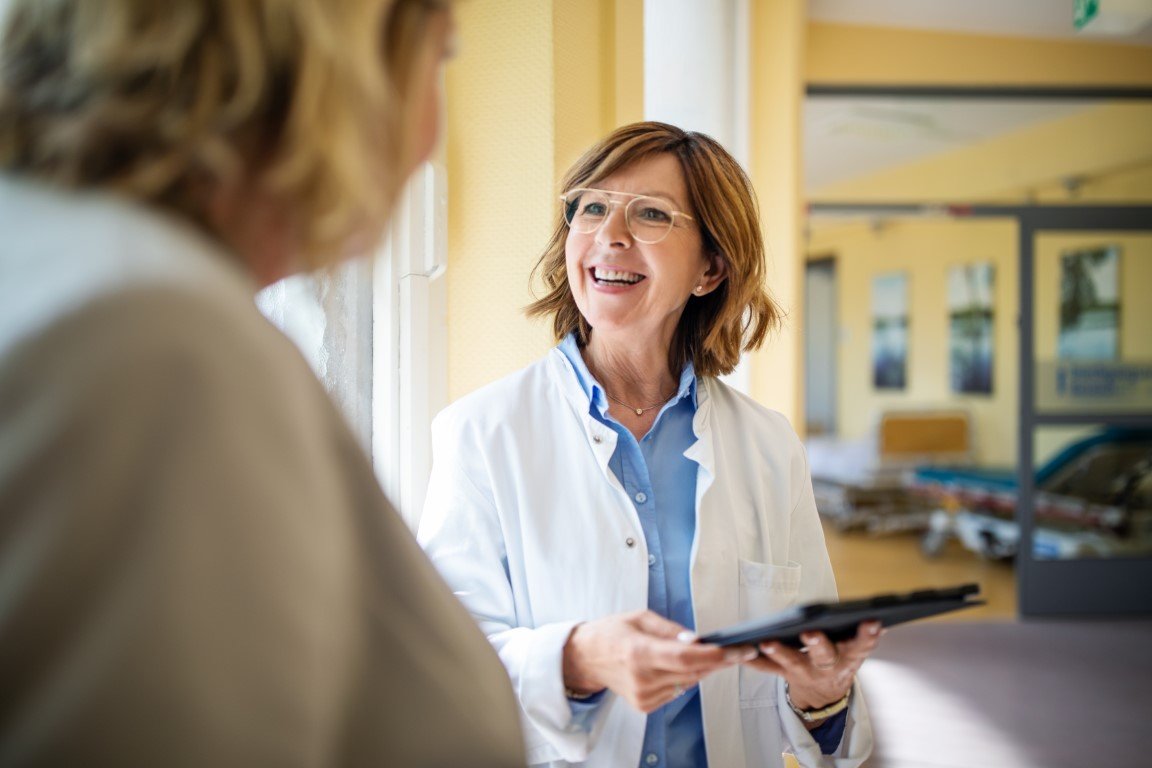 Eine Ärztin im Gespräch mit einer Patientin