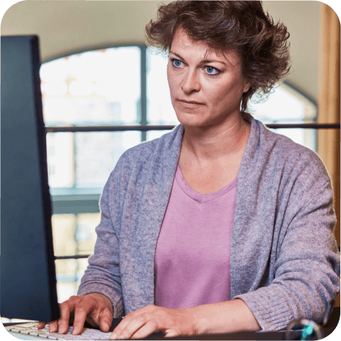 Neurodermitis-Betroffene sitzt am Computer