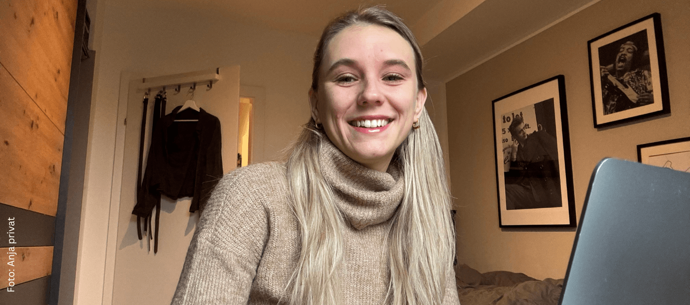 Anja an ihrem Laptop – sie schreibt über Neurodermitis bei freiberuflichen Tätigkeiten